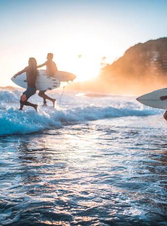 surf entre amis au pays basque
